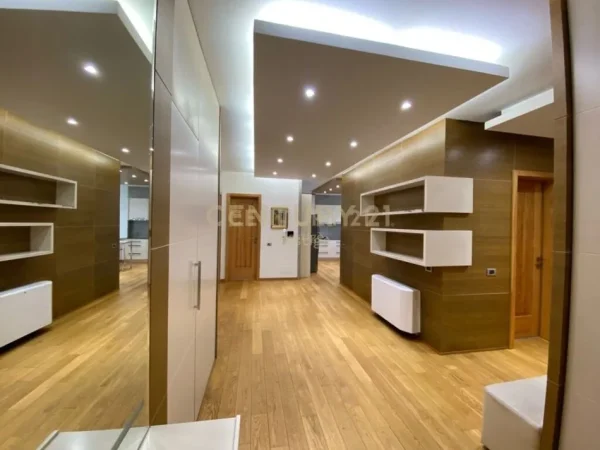 Tirane, jepet me qera apartament 4+1+Ballkon Kati 7, 300 m² 3.000 € (Rruga e Elbasanit)