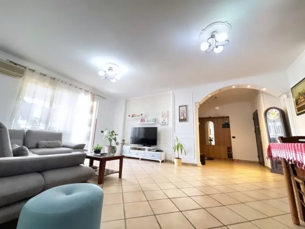 Tirane, shitet apartament 2+1 , 120 m² 315.000 € (petro nini)