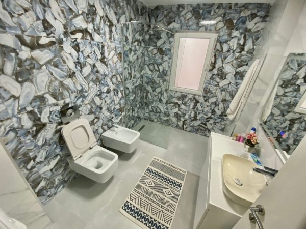 Tirane, jepet me qera apartament 3+1 Kati 3