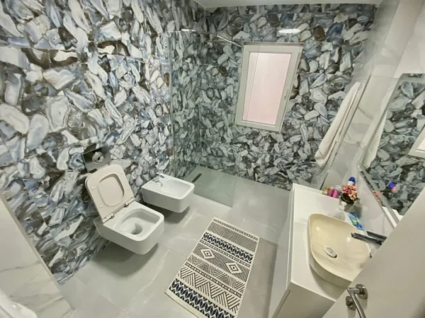 Tirane, jepet me qera apartament 3+1 Kati 3