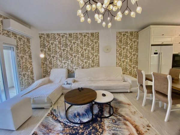 Tirane, jepet me qera apartament 3+1 Kati 3