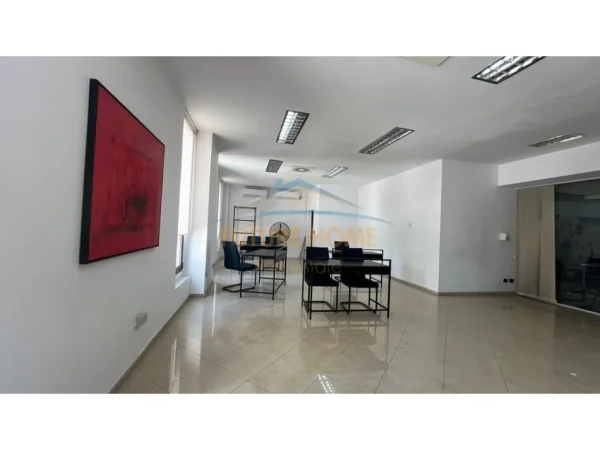 Tirane, jepet me qera ambjent biznesi Kati 1, 66 m² 1.000 € (TORRE DRINI)