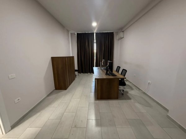 Tirane, jepet me qera zyre Kati 2, 75 m² 450 € (Prane Square 21)