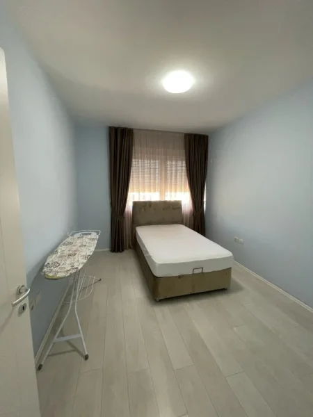 Tirane, jepet me qera apartament 3+1+Ballkon , 130 m² 1.400 € (Liqeni i Thatë, Pallatet FZ)