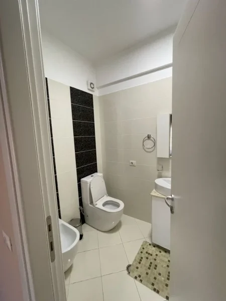 Tirane, jepet me qera apartament 3+1+Ballkon , 130 m² 1.400 € (Liqeni i Thatë, Pallatet FZ)