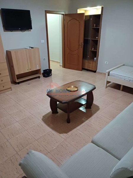 Tirane, jepet me qera apartament 1+1+Ballkon Kati 2, 84 m² 650 € (Sheshi Willson)