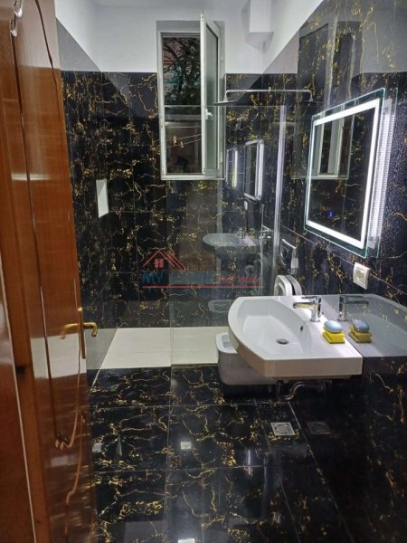 Tirane, jepet me qera apartament 1+1+Ballkon Kati 2, 84 m² 650 € (Sheshi Willson)