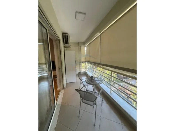 Tirane, jepet me qera apartament 1+1+Ballkon Kati 4, 65 m² 650 € (Rruga panorama)