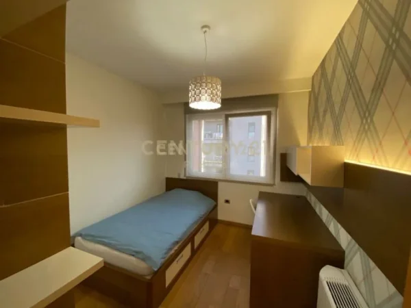Tirane, jepet me qera apartament 4+1+Aneks+Ballkon Kati 7, 300 m² 3.000 € (Rr. e Elbasanit)