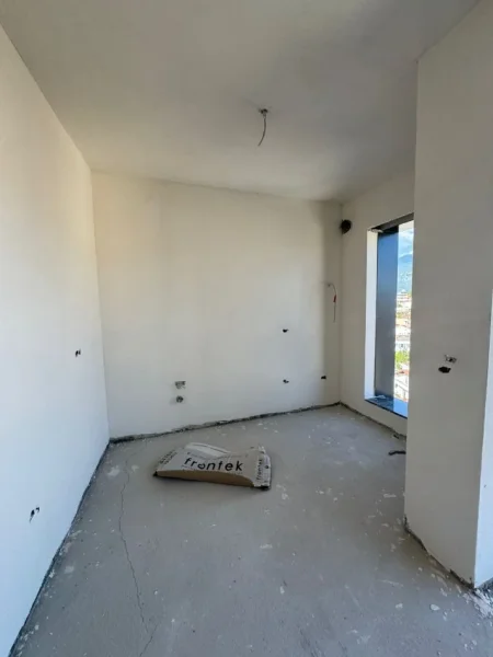 SHITET APARTAMENT 1+1 PRANE QYTETIT STUDENTI  119.000 EURO