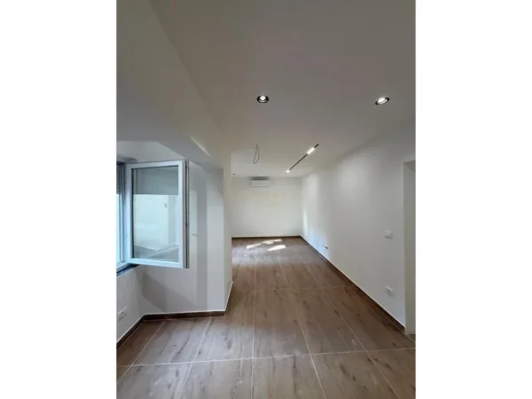 Tirane, jepet me qera ambjent biznesi Kati 0, 55 m² 500 € (Rr. Bardhyl)