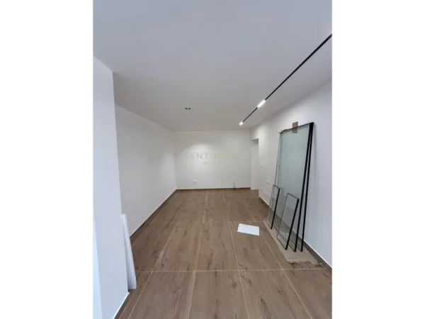 Tirane, jepet me qera ambjent biznesi Kati 0, 55 m² 500 € (Rr. Bardhyl)