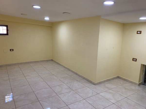 Tirane, jepet me qera ambient biznesi Kati 1,  450 € (Rruga e Durresit)
