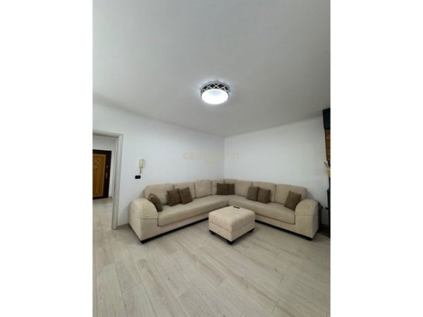 Tirane, jepet me qera apartament 2+1+Aneks+Ballkon Kati 3, 116 m² 900 € (Brryli)