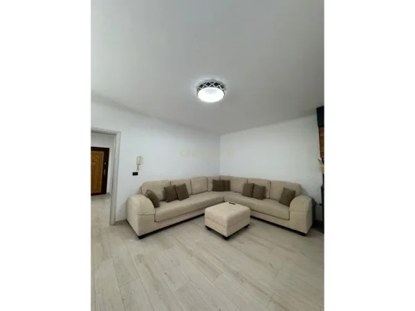 Tirane, jepet me qera apartament 2+1+Aneks+Ballkon Kati 3, 116 m² 900 € (Brryli)