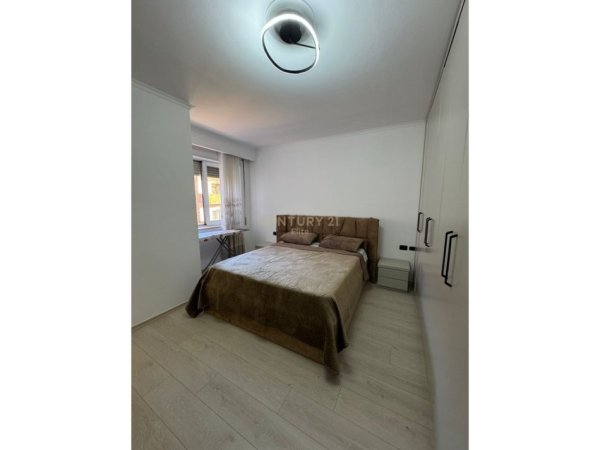 Tirane, jepet me qera apartament 2+1+Aneks+Ballkon Kati 3, 116 m² 900 € (Brryli)