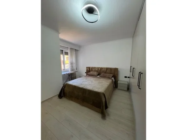 Tirane, jepet me qera apartament 2+1+Aneks+Ballkon Kati 3, 116 m² 900 € (Brryli)