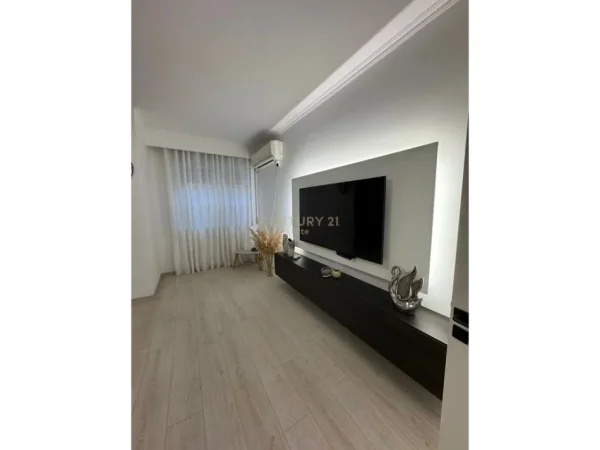 Tirane, jepet me qera apartament 2+1 Kati 3, 120 m² 900 € (Brryli)
