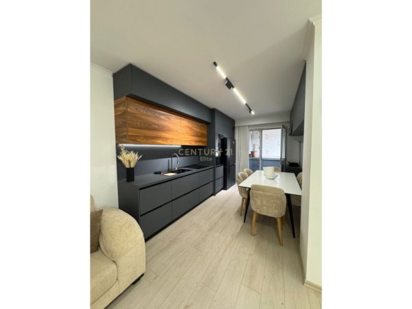 Tirane, jepet me qera apartament 2+1 Kati 3, 120 m² 900 € (Brryli)