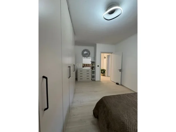 Tirane, jepet me qera apartament 2+1 Kati 3, 120 m² 900 € (Brryli)