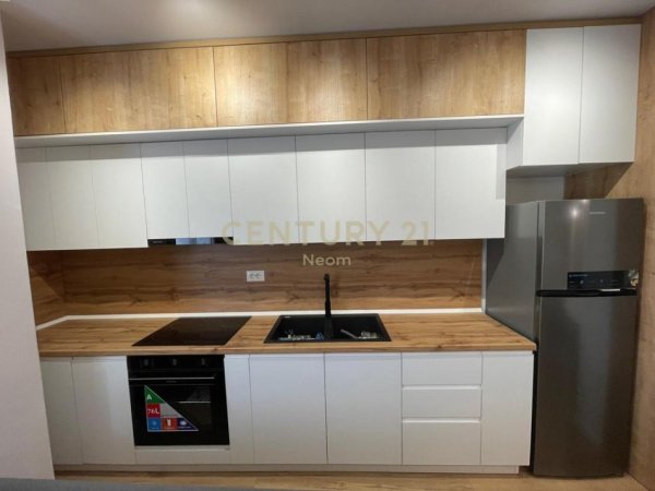 Tirane, jepet me qera apartament 2+1 Kati 2, 95 m² 500 € 