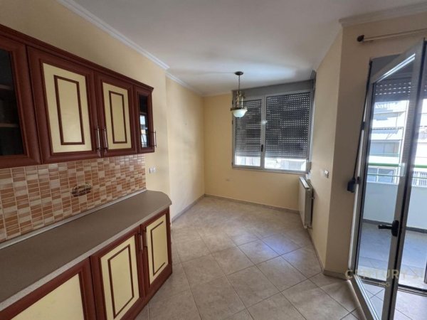 Tirane, jepet me qera ambjent biznesi Kati 3, 153 m² 1.400 € (Kompleksi Halili)