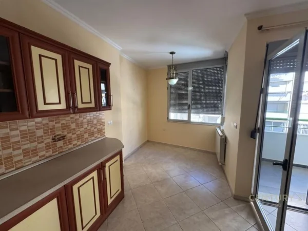 Tirane, jepet me qera ambjent biznesi Kati 3, 153 m² 1.400 € (Kompleksi Halili)