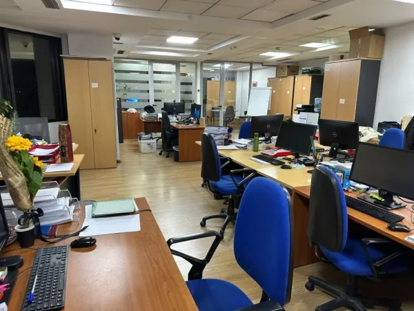 Tirane, jepet me qera zyre Kati 5, 94 m² 1.962 € (Bulevardi "Deshmoret e Kombit")