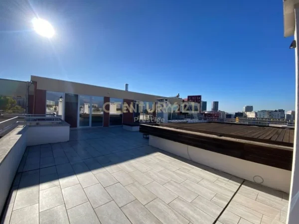 Tirane, jepet me qera apartament 4+1 Kati 7, 300 m² 3.000 € 