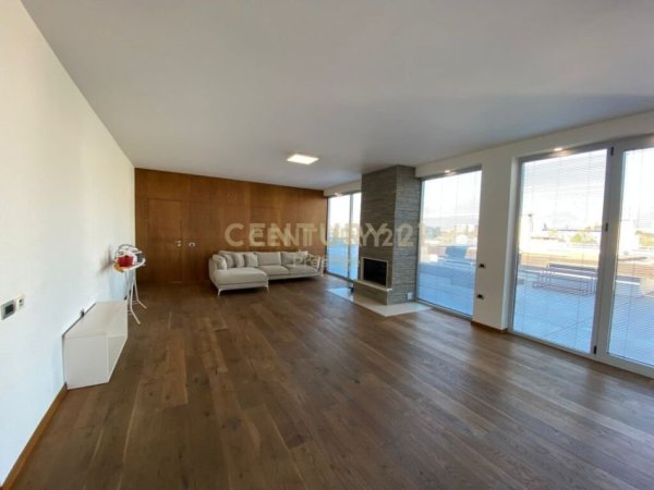 Tirane, jepet me qera apartament 4+1 Kati 7, 300 m² 3.000 € 
