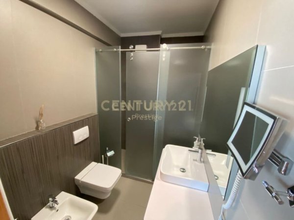 Tirane, jepet me qera apartament 4+1 Kati 7, 300 m² 3.000 € 