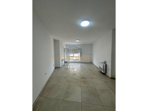Tirane, jepet me qera ambjent biznesi , 113 m² 650 € (Rruga e Barrikadave)