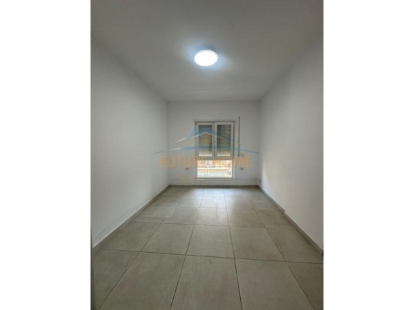 Tirane, jepet me qera ambjent biznesi , 113 m² 650 € (Rruga e Barrikadave)