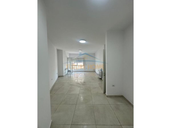 Tirane, jepet me qera ambjent biznesi , 113 m² 650 € (Rruga e Barrikadave)