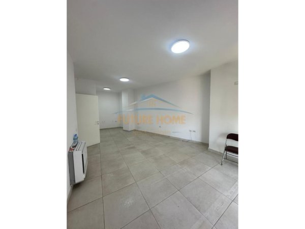 Tirane, jepet me qera ambjent biznesi , 113 m² 650 € (Rruga e Barrikadave)