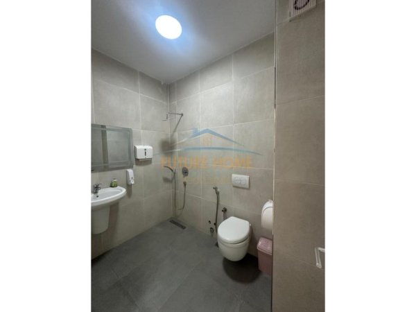Tirane, jepet me qera ambjent biznesi , 113 m² 650 € (Rruga e Barrikadave)