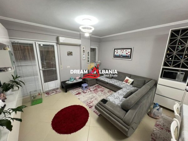 Tirane, jepet me qera apartament 1+1 , 76 m² 350 € (ne Fresk prane Restorant Qesarakes)