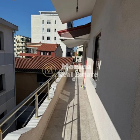 Tirane, jepet me qera apartament 2+1+Ballkon Kati 3, 145 m² 600 € (Rruga e Elbasanit)