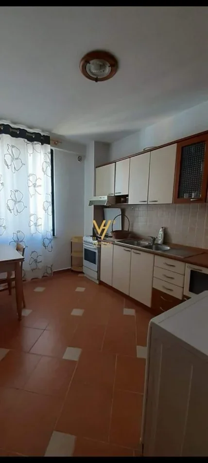 Tirane, jepet me qera apartament 1+1+Ballkon Kati 8, 76 m² 600 € (ISH EKSPOZITA)