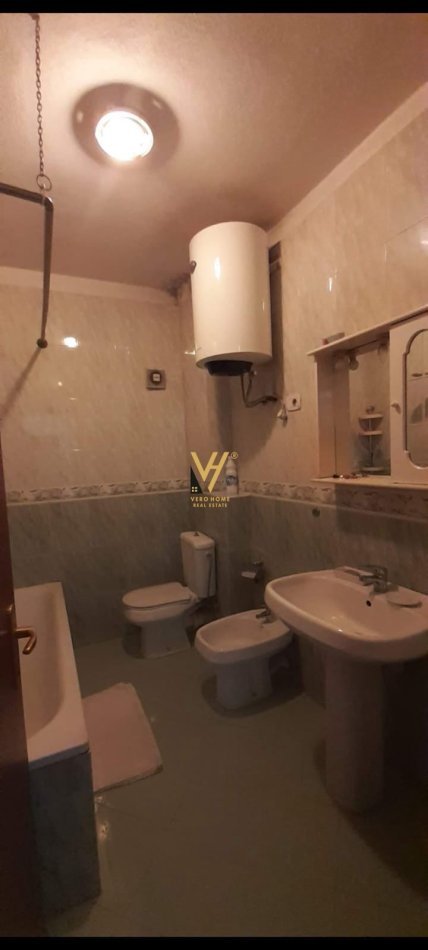 Tirane, jepet me qera apartament 1+1+Ballkon Kati 8, 76 m² 600 € (ISH EKSPOZITA)