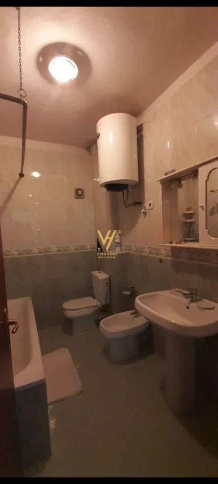 Tirane, jepet me qera apartament 1+1+Ballkon Kati 8, 76 m² 600 € (ISH EKSPOZITA)