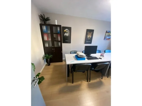 Tirane, jepet me qera ambjent biznesi Kati 4, 35 m² 600 € (Myslym Shyri)