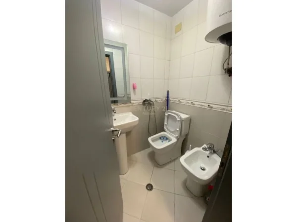 Tirane, jepet me qera ambjent biznesi Kati 4, 35 m² 600 € (Myslym Shyri)