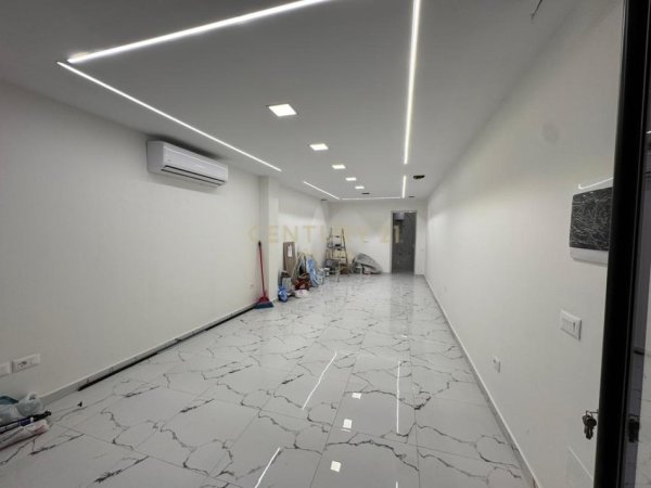 Tirane, jepet me qera ambjent biznesi Kati 0, 54 m² 500 € (Ura e Nishrakut)
