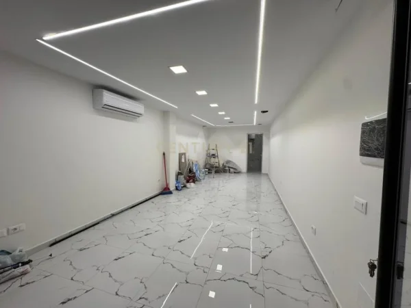 Tirane, jepet me qera ambjent biznesi Kati 0, 54 m² 500 € (Ura e Nishrakut)