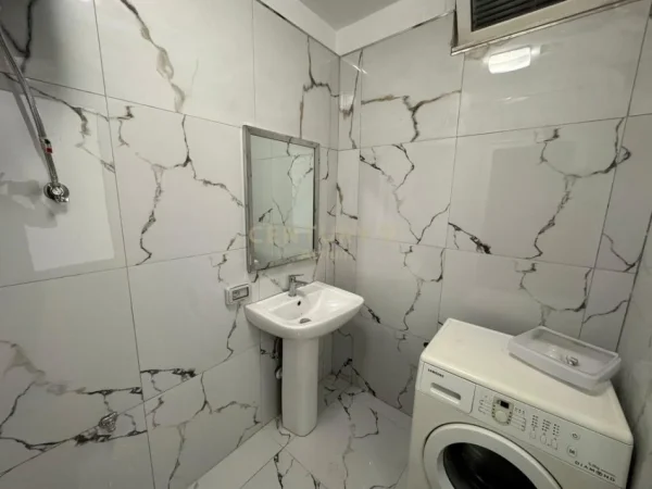 Tirane, jepet me qera ambjent biznesi Kati 0, 54 m² 500 € (Ura e Nishrakut)