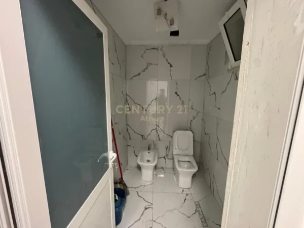 Tirane, jepet me qera ambjent biznesi Kati 0, 54 m² 500 € (Ura e Nishrakut)