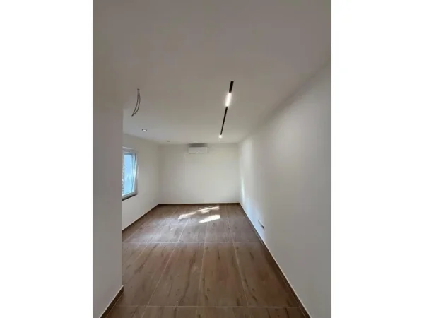 Tirane, jepet me qera ambjent biznesi Kati 0, 55 m² 500 € (Rruga Bardhyl)