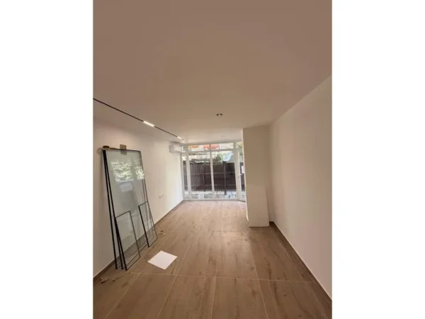 Tirane, jepet me qera ambjent biznesi Kati 0, 55 m² 500 € (Rruga Bardhyl)