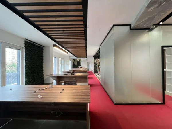 Tirane, jepet me qera ambjent biznesi Kati 1, 287 m² 2.300 € (Ish Fusha Aviacionit)